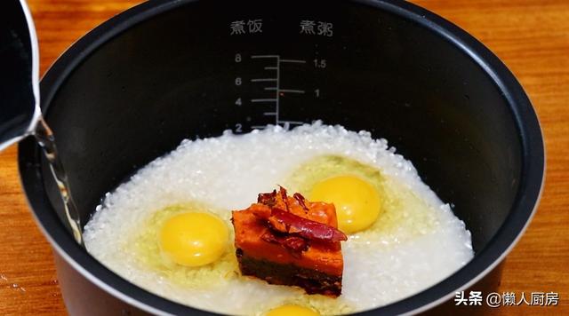 這是懶人燜飯的做法，大米里加一塊火鍋底料，打入3個雞蛋 熱愛美食 第9张