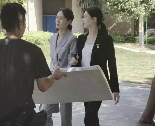 劉敏濤江疏影新劇路透曝光！兩人同穿西裝氣場十足，劉敏濤變年輕 娛樂八卦吃瓜 第5张