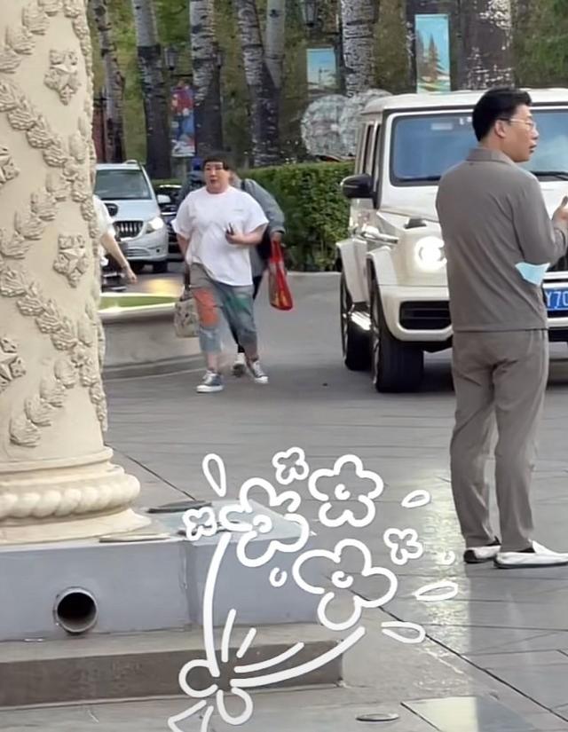 郭德綱老婆王惠人氣不低，出街有粉絲跟拍，德雲社老闆娘卻沒架子 娛樂八卦吃瓜 第1张