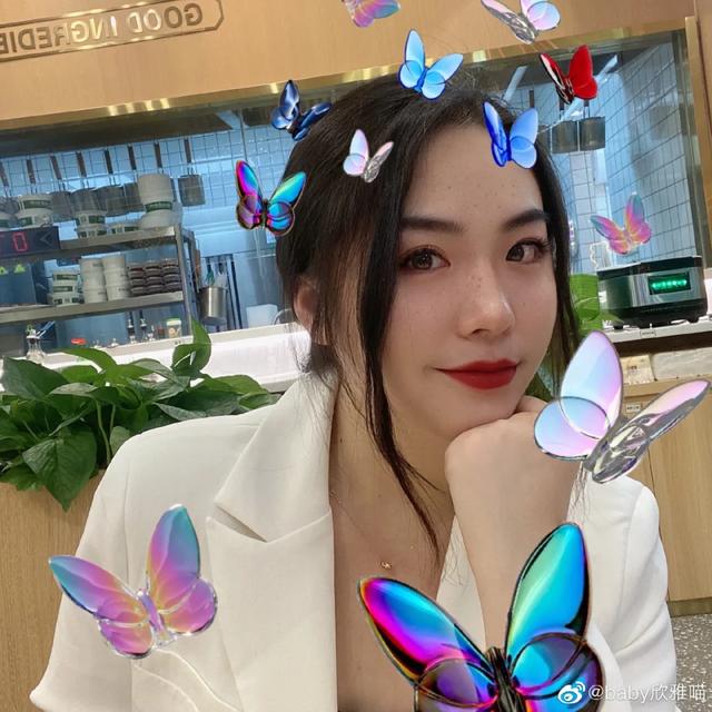 四川美女護士因身材太好，被網友炮轟：現在的護士真會玩 街拍正妹 第2张
