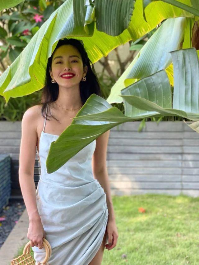 楊采鈺氣質絕了！冰涼露背裝大秀婀娜身材，紅唇黑發堪比畫報美人 娛樂八卦吃瓜 第2张