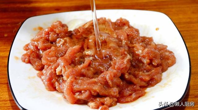 苦瓜炒肉絲，教你一招，肉絲又嫩又滑，一點都不柴 熱愛美食 第12张