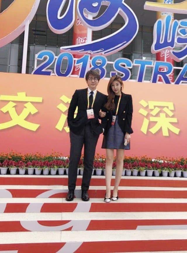 魔術師劉謙曬一家三口合影，慶祝結婚周年，小10歲嬌妻顏值真高 娛樂八卦吃瓜 第7张
