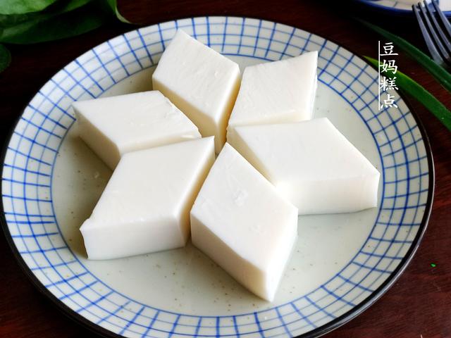 煮1分鍾，放一夜即成，這點心清涼滑嫩，常吃皮膚白淨不長斑 熱愛美食 第2张