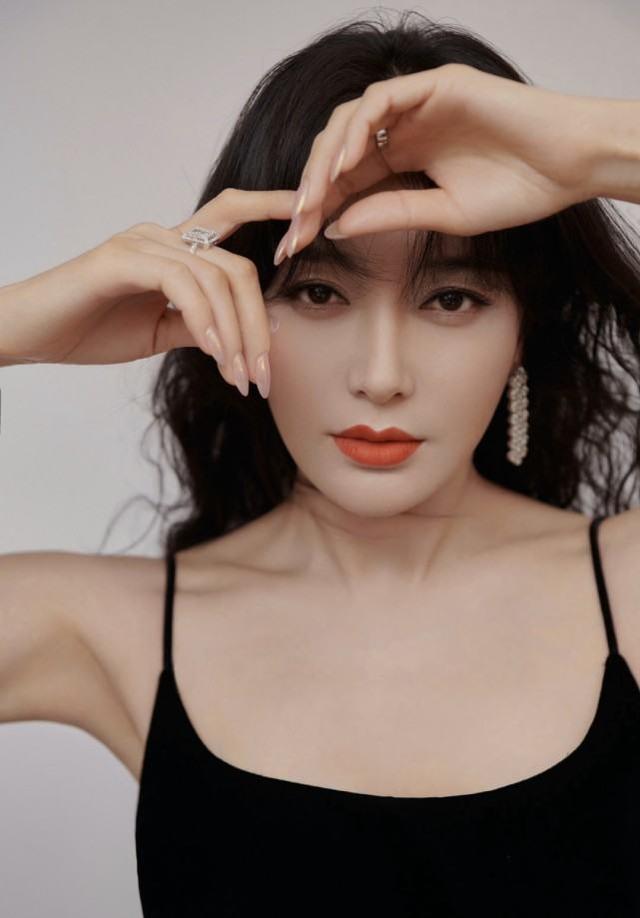 41歲秦嵐不會老？穿吊帶黑裙拍寫真美照，長卷發配紅唇眼神太犀利 娛樂八卦吃瓜 第1张