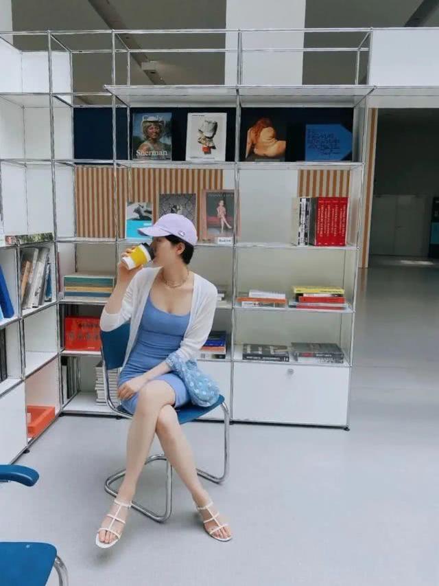 李亞鵬女友身材太火辣，穿緊身連衣裙看展氣質優雅，這眼光真好 娛樂八卦吃瓜 第4张