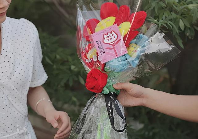女生送女生生日礼物送什么好,大学毕业送女生什么礼物好呢