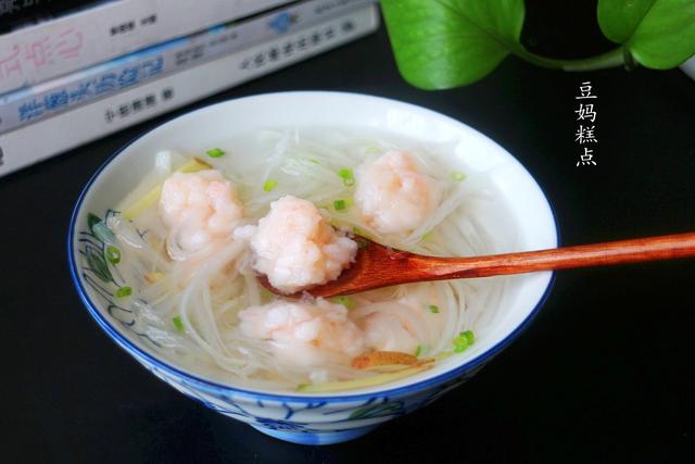 蘿卜絲蝦丸湯的做法，口感清淡，營養豐富，多喝兩碗也不怕胖 熱愛美食 第2张