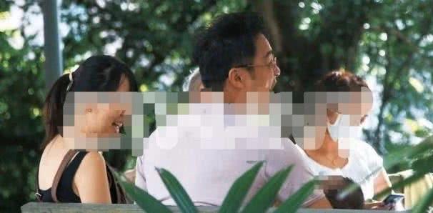 明道官宣結婚生子！和妻子王婷萱帶娃被拍，當新手奶爸也很幸福 娛樂八卦吃瓜 第1张