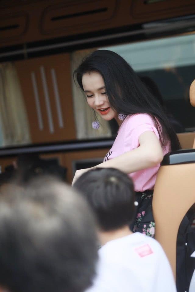 冉瑩穎曬一家五口合照，小兒子正面照曝光，留長發好像在當女兒養 娛樂八卦吃瓜 第3张