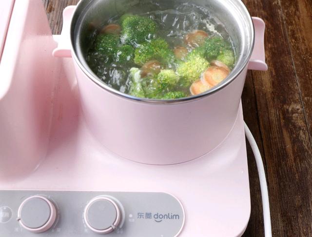 超简单香煎鸡胸肉正宗做法，好吃不胖的低脂鸡胸肉