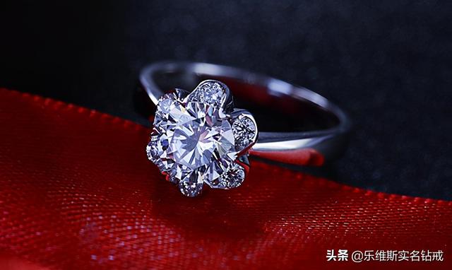 情人节送什么花520情人节订婚，订婚钻戒买越大的越好吗？三克拉钻戒多少钱？
