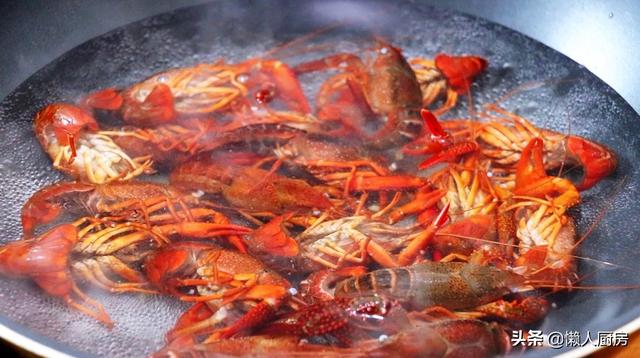 夏天吃小龍蝦，不炒不油炸，放辣鹵汁裡面泡一泡，蝦肉Q彈入味 熱愛美食 第2张