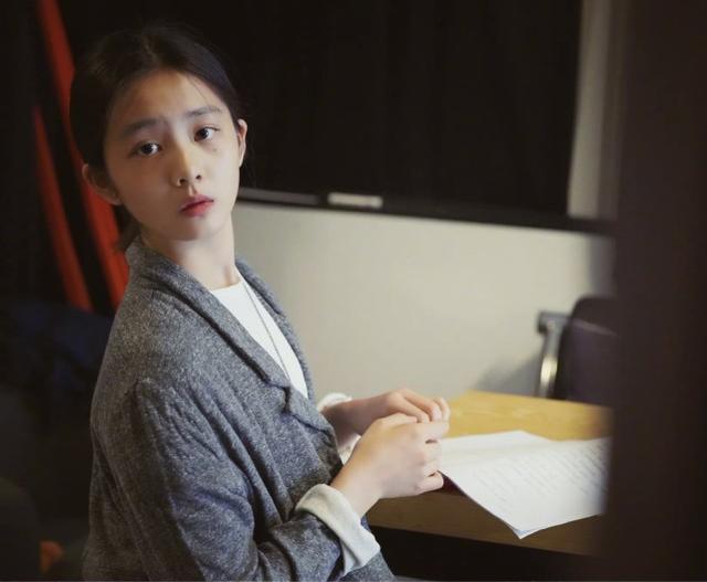 黃磊女兒多多准備出道，和何炅合作排練話劇，由巨星「保駕護航」 娛樂八卦吃瓜 第4张