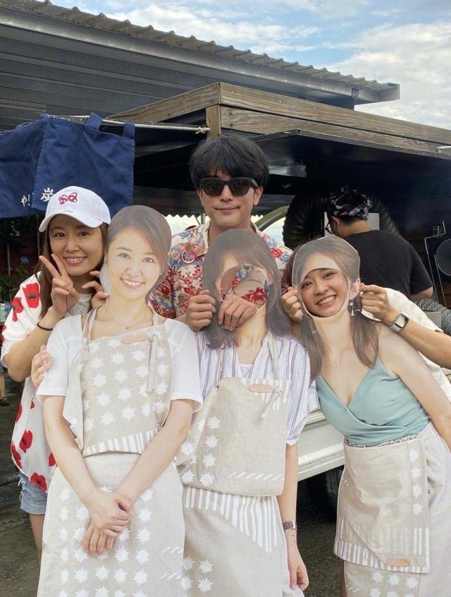 林心如夫婦和友人聚會，霍建華婚後常戴棒球帽，結婚4年感情依舊 娛樂八卦吃瓜 第5张