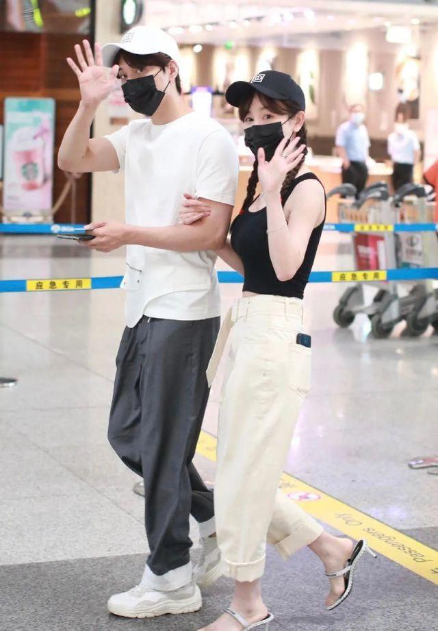 張檬跟男友走機場，穿背心配工裝褲秀「螞蟻腰」，盡顯甜酷少女風 娛樂八卦吃瓜 第4张