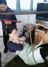 「小姐姐穿的靴子這麼嚴實，捂一天什麼味道？」哈哈哈 搞笑整蠱 第12张