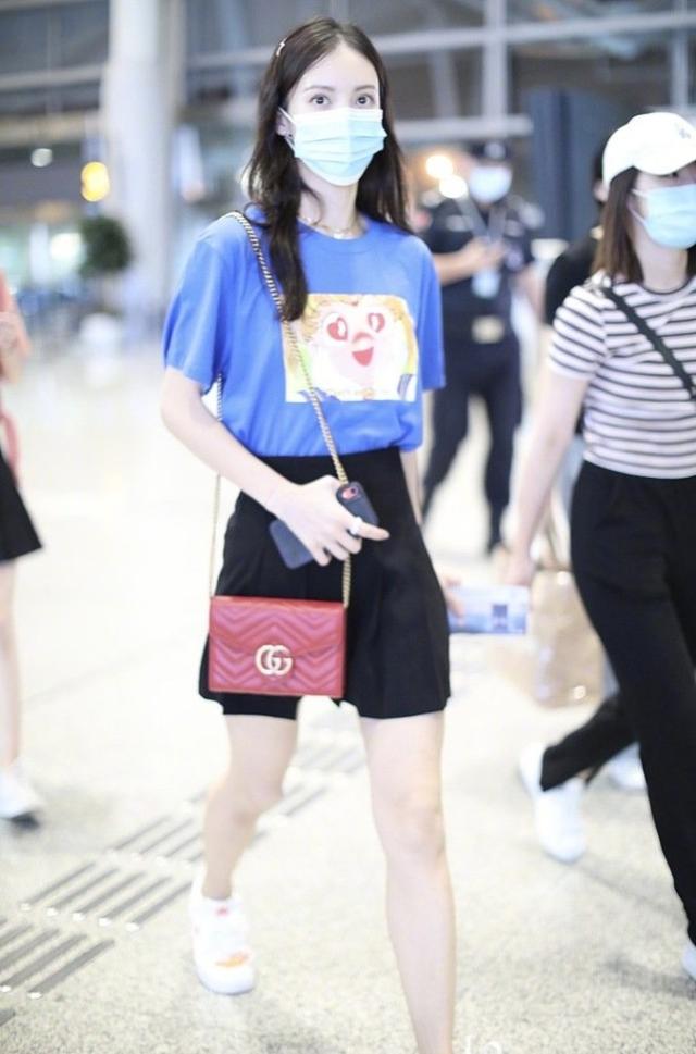 金晨金莎一前一後走機場，金莎膚白貌美太優越，和金晨哪像差7歲 娛樂八卦吃瓜 第5张