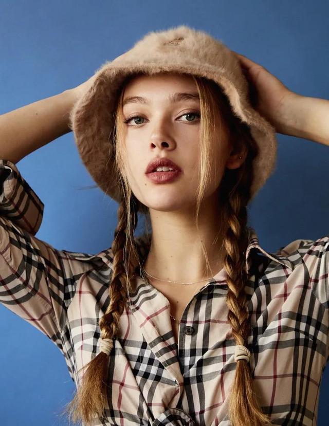 21歲英國甜心撩倒無數網友，高顏值好身材，美成「史上最美反派」 街拍正妹 第4张