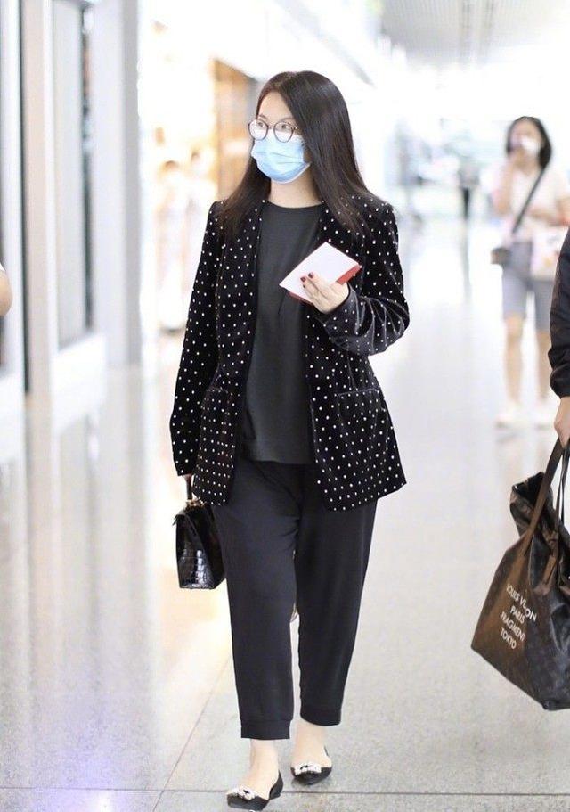 李湘一家三口現身機場，李湘穿波點西裝身材顯胖，母女倆該減肥了 娛樂八卦吃瓜 第3张
