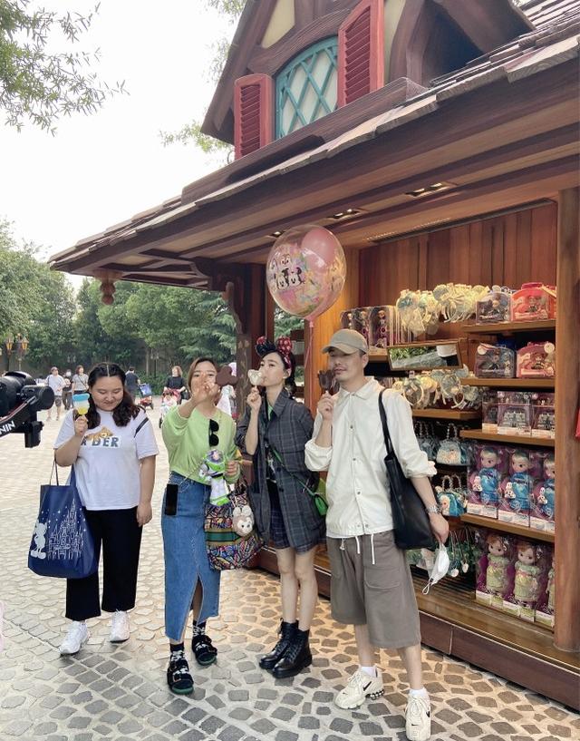 王麗坤迪士尼遊玩被拍，身材纖細皮膚白皙，40歲依舊少女感十足 娛樂八卦吃瓜 第4张