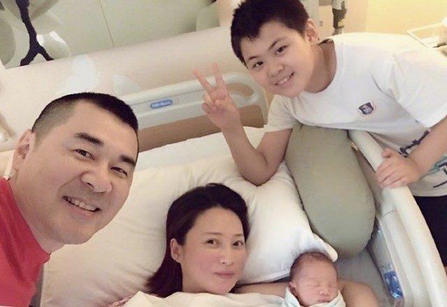陳建斌夫婦為二胎慶生舊照曝光！蔣勤勤高齡生二胎，四口人太恩愛 娛樂八卦吃瓜 第1张