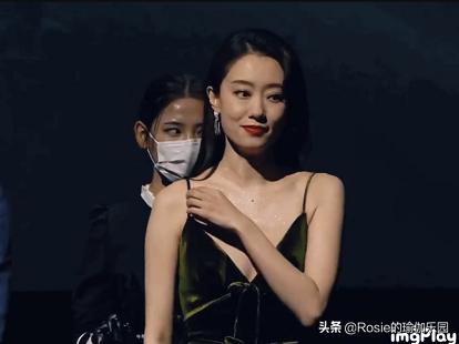 張小斐扯肩帶性感？可你肩帶隨時掉好無奈？簡單2步美肩背不尷尬 健身減肥達人 第6张