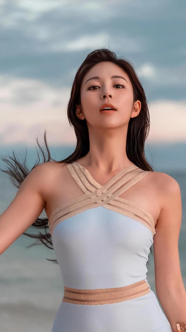 被稱「韓國版張鈞甯」的她，顏值高身材好，比基尼照引發舔屏熱潮 街拍正妹 第1张