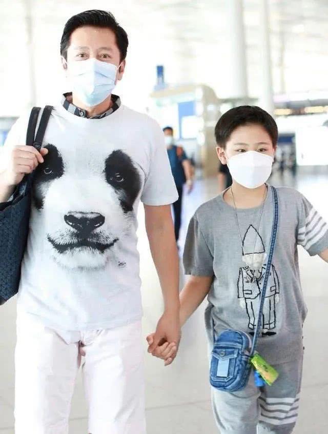 53歲蔡國慶和兒子現身機場，穿休閒裝對鏡頭比六一，畫面溫馨超甜 娛樂八卦吃瓜 第6张