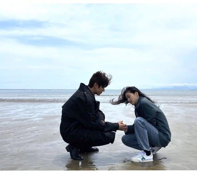 李敏鎬金高銀太像情侶！海邊拍攝大片，李敏鎬穿風衣宛如童話主角 娛樂八卦吃瓜 第2张