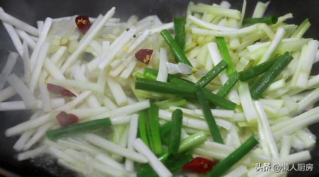 37元買了2條鮮活的八爪魚，便宜嗎？配上韭黃簡單炒一炒，下飯 熱愛美食 第14张