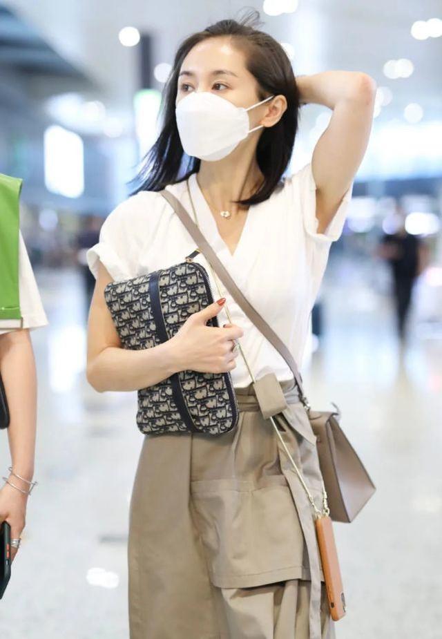 王子文現身機場！白色T恤配開叉裙隨性優雅，裹著圍巾太顯個性 娛樂八卦吃瓜 第4张