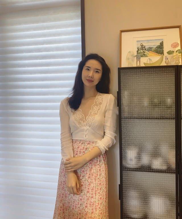阿里總裁原配董花花曬照！穿白襯衫搭珍珠耳環，氣質優雅更顯大氣 娛樂八卦吃瓜 第3张