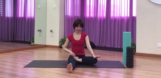 瑜伽第一課：4個動作教你輕松開胯，身體不再僵硬，練出修長美腿 健身減肥達人 第5张