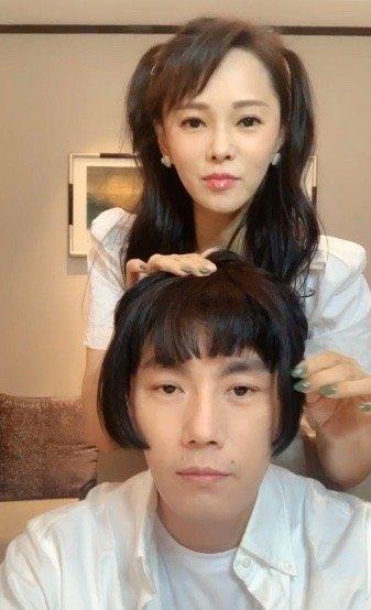 伊能靜秦昊同框秀恩愛，兩人戴假劉海太搞怪，相差10歲卻沒年齡差 娛樂八卦吃瓜 第4张