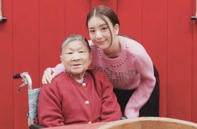 郭富城嬌妻方媛曬照，穿短裙配超大蝴蝶結年輕10歲，哪像孩子媽？ 娛樂八卦吃瓜 第6张