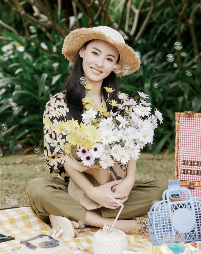 張柏芝復出後重拾事業心，拍雜志美艷十足，40歲秒殺年輕女星 娛樂八卦吃瓜 第7张