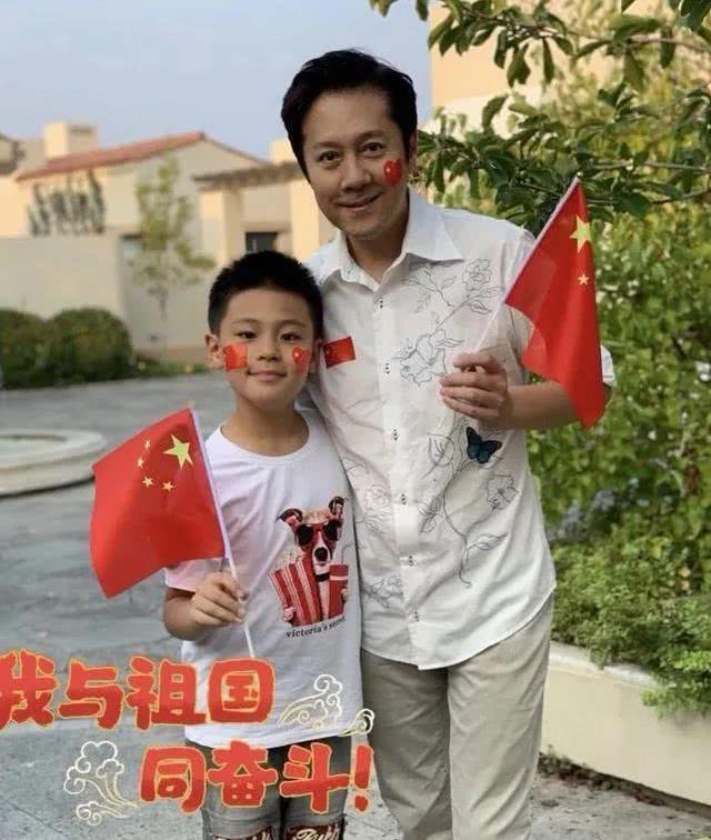 53歲蔡國慶和兒子現身機場，穿休閒裝對鏡頭比六一，畫面溫馨超甜 娛樂八卦吃瓜 第8张