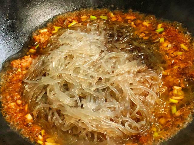 粉條一炒就成團？難看難吃，大廚教你3個小技巧，根根分明不糊鍋 熱愛美食 第7张