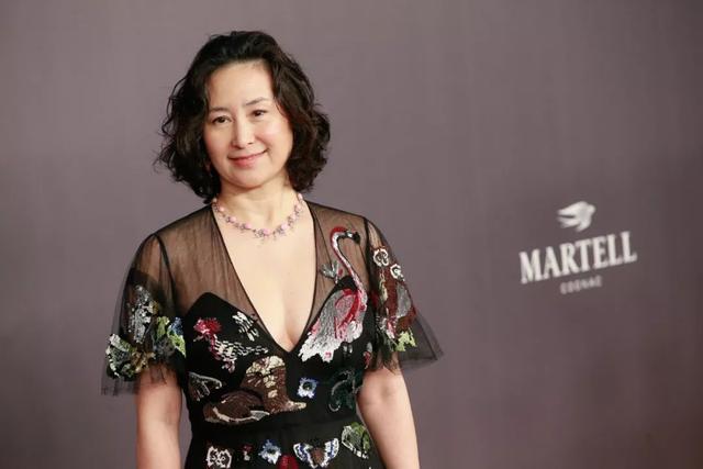 賭王之女何超瓊身份顯赫依舊無法逃脫家族魔咒，攜10億嫁許晉亨 娛樂八卦吃瓜 第6张