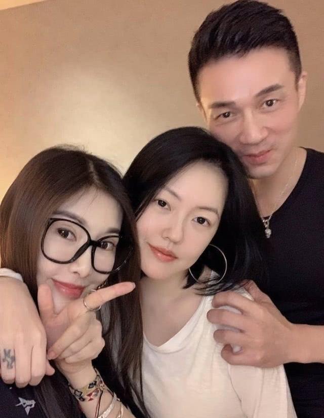 小S閨蜜曬合影照！小S皮膚嬌嫩太年輕，和老公許雅鈞低調秀恩愛 娛樂八卦吃瓜 第2张