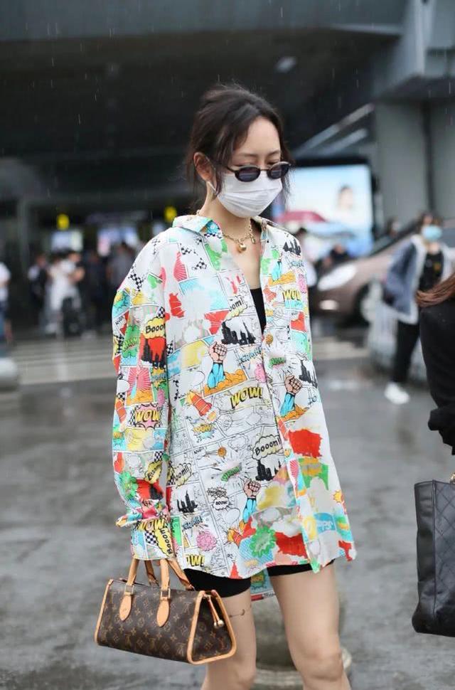 39歲王鷗現身機場，身穿塗鴉襯衫配緊身熱褲，太像19歲叛逆少女 娛樂八卦吃瓜 第4张