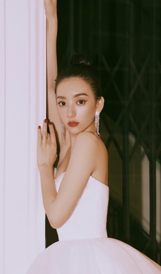 郭富城嬌妻方媛曬美照，穿蘋果綠色針織衫配短褲，一臉貴氣闊太相 娛樂八卦吃瓜 第5张