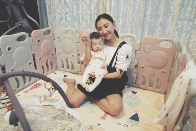 何雯娜曬全家福！慶祝女兒出生150天，正面照和爸爸太相似 娛樂八卦吃瓜 第2张