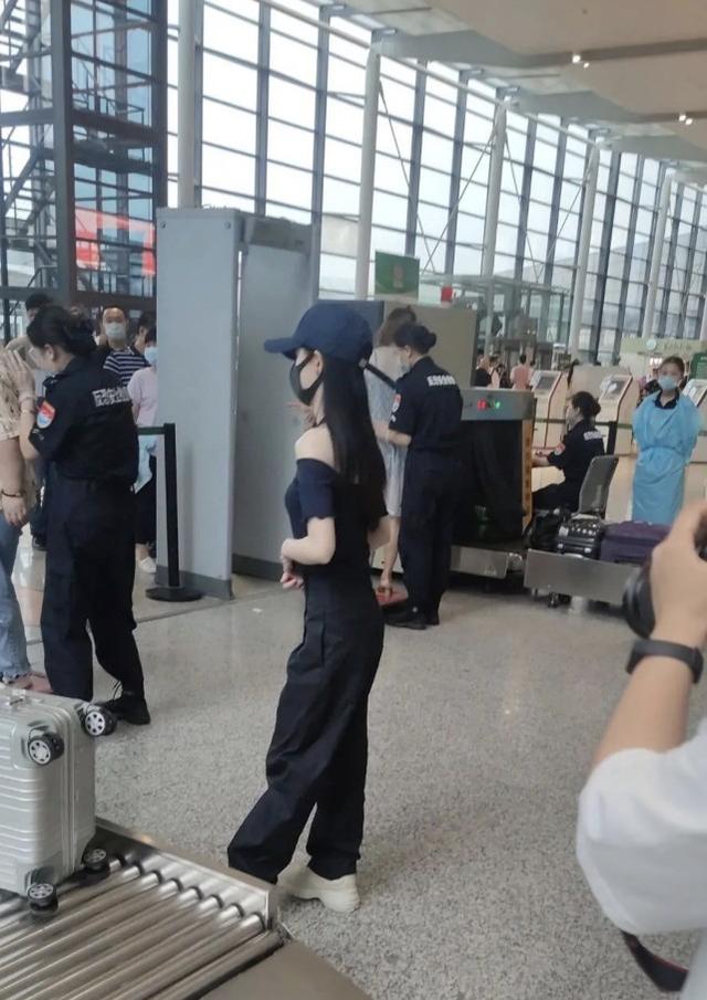 「四千年第一美女」鞠婧禕現身，精修圖確實美艷，生圖卻判若兩人 娛樂八卦吃瓜 第6张