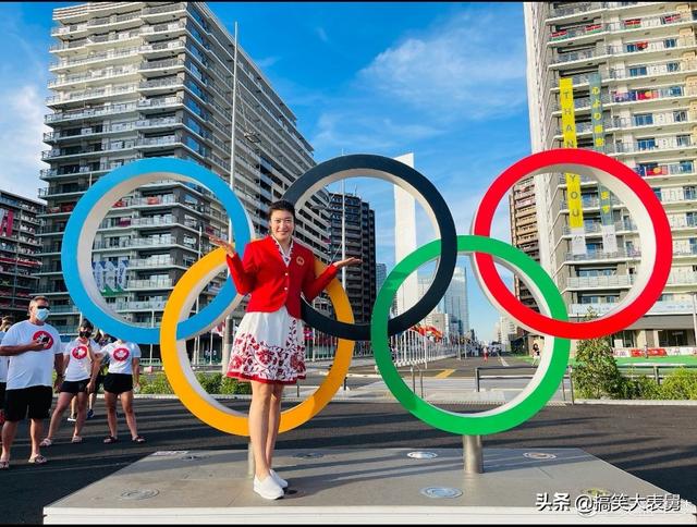 白敬亭给女篮李梦送鞋，李梦觉得很般配，满满的幸福…… 七夕送什么礼物给