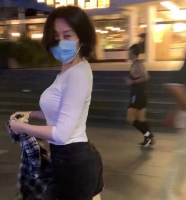 51歲許晴身材逆天？穿緊身針織衫配短褲秀凹凸感，不比少女身材差 娛樂八卦吃瓜 第4张