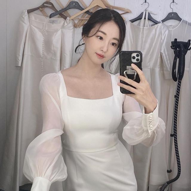 曾被評為「身材最火辣美女」的她，如今43歲了，依舊身材好氣質佳 街拍正妹 第3张