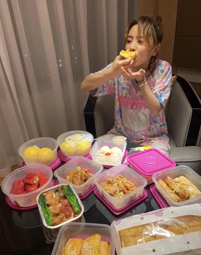 明星也擺地攤？黃雅莉曬擺攤日常，開卡車做街頭燒烤行動力真強 娛樂八卦吃瓜 第7张