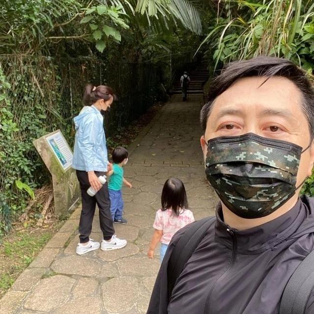 庾澄慶罕見秀恩愛，曬妻子和一兒一女合影，新家庭比從前更幸福 娛樂八卦吃瓜 第2张